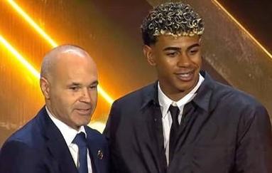 赵奕欢开着越野卡丁车飒爽登场